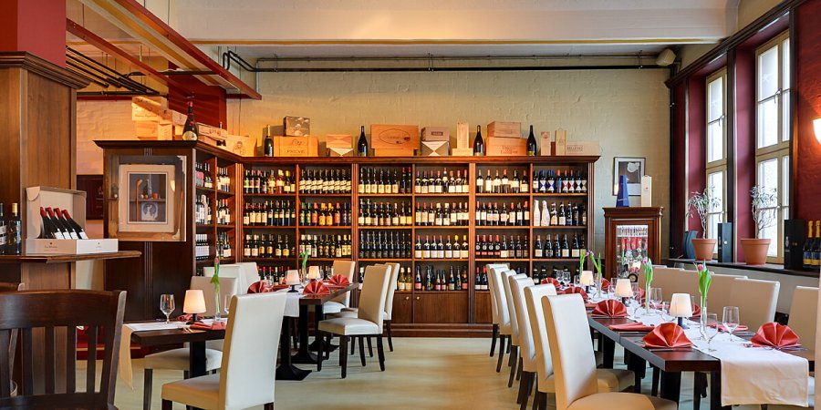 Die VINERIA in Nürnberg bietet im Restaurant eine Optik wie in einer Vinothek.